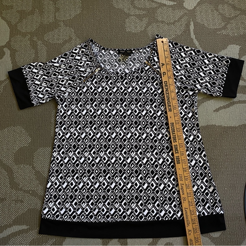 SUSAN LAWRENCE Petite Black & White Geometric Design Short Sleeve Banded Top - Picture 10 of 11